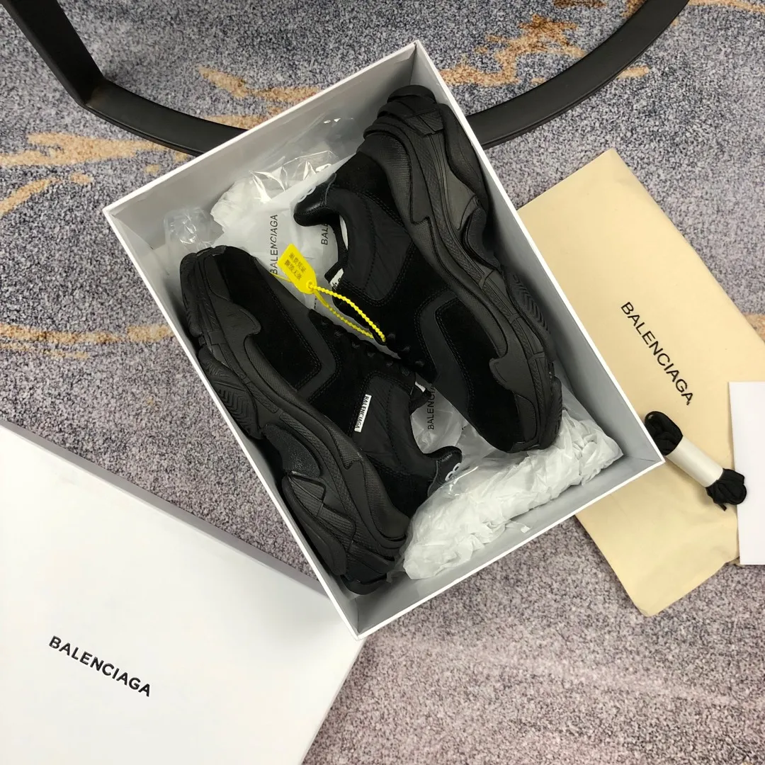 👟👟Ex-factory price 800👟👟 Balenciaga second generation 17 colors🖤 Balenciaga Triple-s Balenciaga-dad shoes. The world’s most popular retro jogging shoes 🔥. 🔺Retro distressed craftsmanship ~ original combination sole, heavy craftsmanship, not a low-end 2-layer combination sole! The upper is made of imported parachute cloth spliced ​​with nubuck matte, priced at 24 yuan per foot, which is different from the ordinary canvas on the market! The back is covered with cowhide high-frequency embossing! ⚠️When purchasing authentic products at the counter, I specifically asked the clerk about the materials. Size: 35-41 yards, men’s size 39-45, matching cloth bag, shoelaces, complete certificate of certification/men’s model will be notified later.